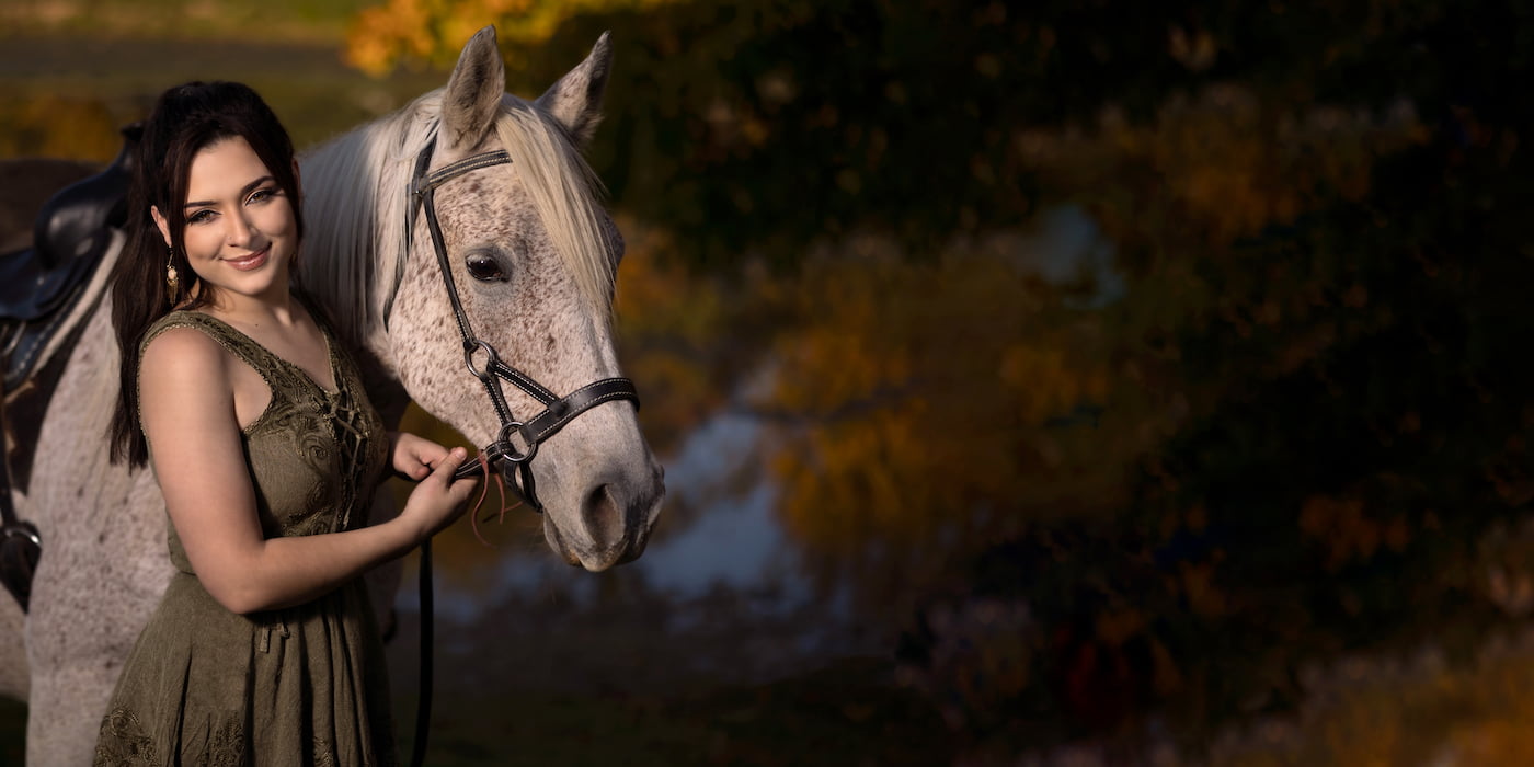 Senior photo of girl with horse